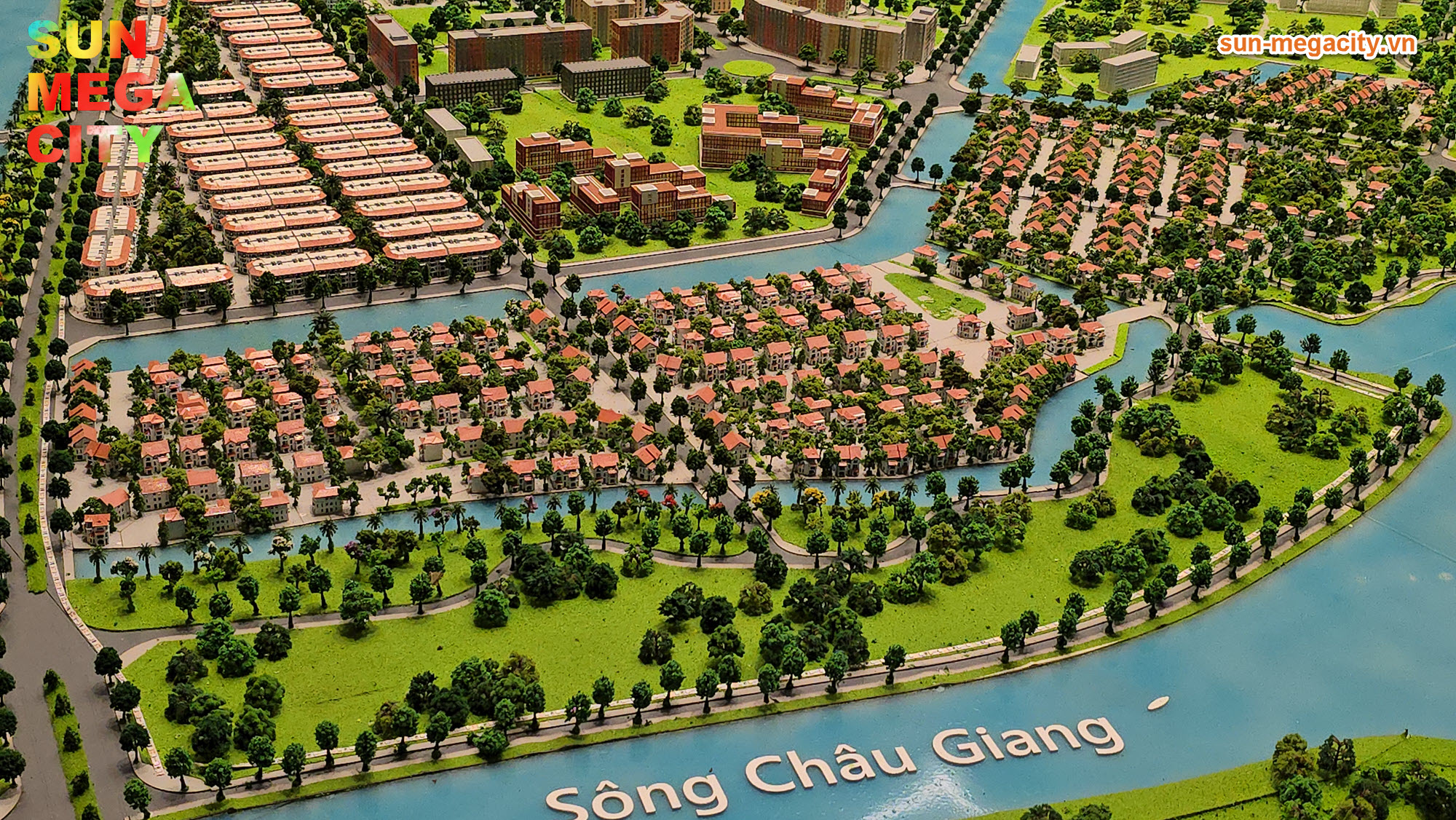 Một góc phố Sun River City bên Sông Châu