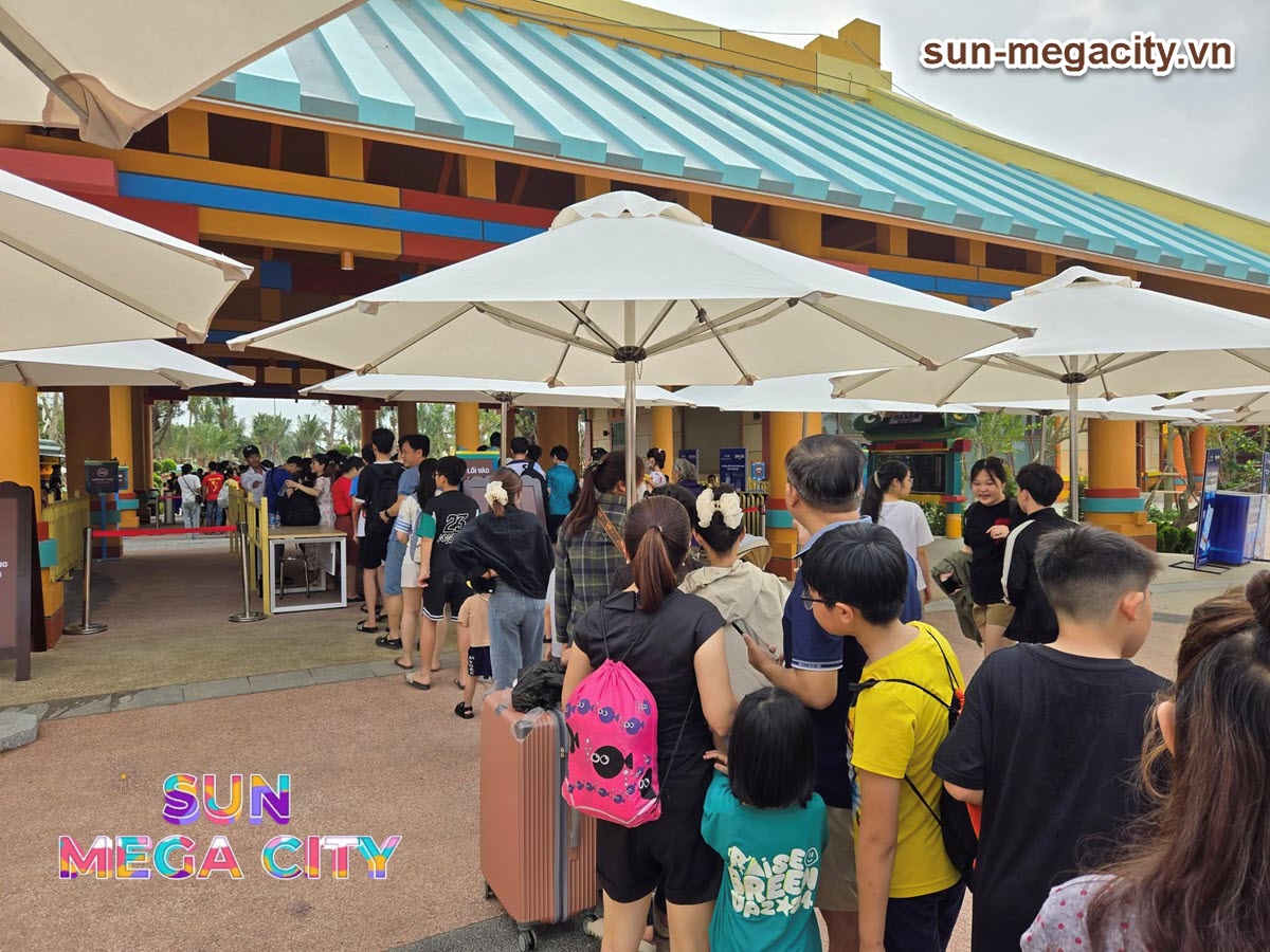 Những vị khách đầu tiên của công viên nước Sun World Hà Nam