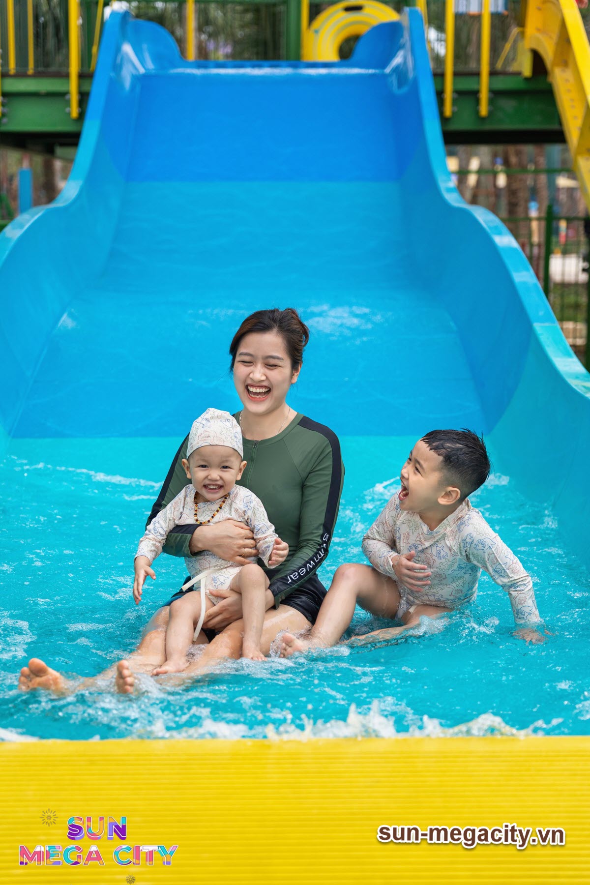 3 mẹ con chơi tại Sun World Hà Nam