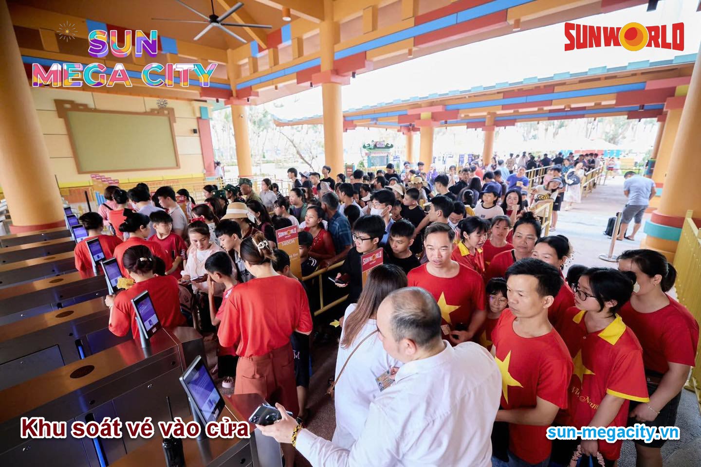 Người dân xếp hàng vào chơi Công viên nước Sun World Ha Nam